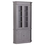 Landelijke hoekkast met onder twee deuren en boven twee hoge deuren met glas. Gemaakt van massief eiken hout in de kleur taupe, grijs. Het meubel kan op verschillende manieren geverfd worden in verschillende kleuren en kan op maat gemaakt worden. Villa Laura