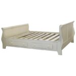 klassiek landelijk romantische houten bed met 2 lades. Het bed heeft een queen ann poot. Gemaakt van massief hout eiken. het bed is leverbaar als tweepersoonsbed, twijfelaar of eenpersoonsbed. er zit een houten lattenbodem in. het bed is groen van kleur. de afmeting van dit bed is 200 breedt en 200 cm lang of het kan op maat gemaakt worden. Villa Laura