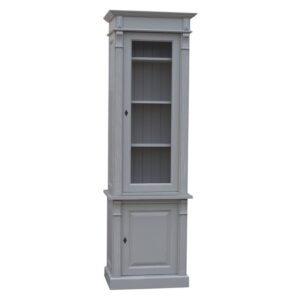 Landelijk hoge vitrinekast met deuren voor opbergruimte. Gemaakt van massief eiken hout in de kleur zand, beige, grijs. Het meubel kan op verschillende manieren geverfd worden in verschillende kleuren en kan op maat gemaakt worden. Villa Laura