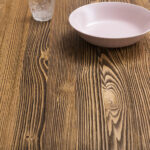 Modern landelijke rechthoek eettafel met spinpoot. Gemaakt van massief hout eiken. Het onderstel is zwart en het bovenblad is van warm rustiek eiken hout waar je mooi de nerven van kan zien. De lengte is 180 cm of het kan op maat gemaakt worden. Villa Laura