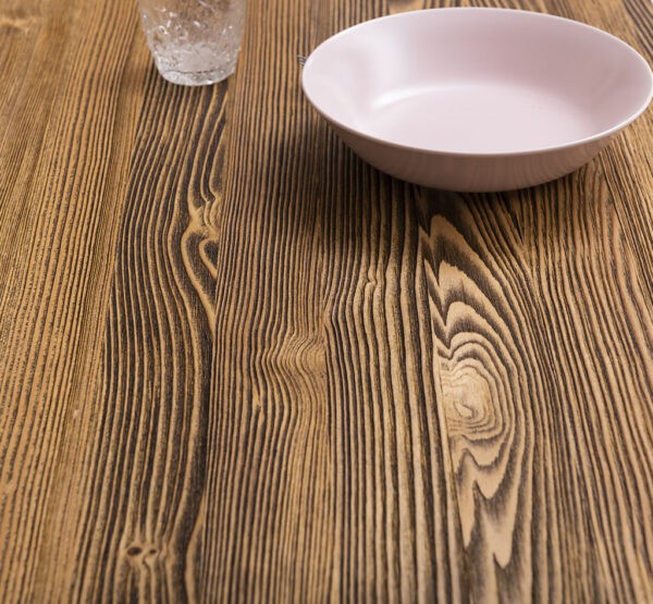 Modern landelijke rechthoek eettafel met spinpoot. Gemaakt van massief hout eiken. Het onderstel is zwart en het bovenblad is van warm rustiek eiken hout waar je mooi de nerven van kan zien. De lengte is 180 cm of het kan op maat gemaakt worden. Villa Laura