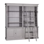 landelijk klassieke boekenkast met een ladder en deuren. de planken in de kast zijn verstelbaar. Gemaakt van massief hout eiken in de kleur grijs. Het kan op maat gemaakt worden. Villa Laura