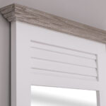 landelijke halmeubel met bankje / kapstok met mooie louvre shutter deuren. de halmeubel heeft 3 haken en een hoedeplank en spiegel . onder het bankje zit veel opbergruimte voor oa. schoenen. Gemaakt van massief hout eiken. de buitenkant is wit van kleur en de louvre deuren grijze washing. Het kan op maat gemaakt worden. Villa Laura