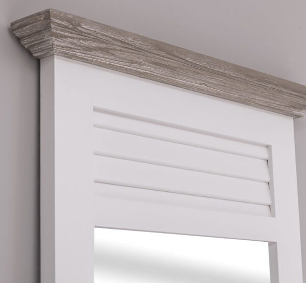 landelijke halmeubel met bankje / kapstok met mooie louvre shutter deuren. de halmeubel heeft 3 haken en een hoedeplank en spiegel . onder het bankje zit veel opbergruimte voor oa. schoenen. Gemaakt van massief hout eiken. de buitenkant is wit van kleur en de louvre deuren grijze washing. Het kan op maat gemaakt worden. Villa Laura
