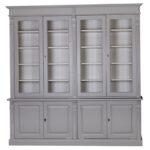 Landelijk klassieke bibliotheekkast met deuren. de planken in de kast zijn verstelbaar. Gemaakt van massief hout eiken in de kleur grijs met een witte binnenkant. Het kan op maat gemaakt worden. Villa Laura