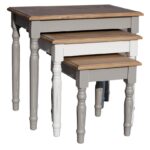 Landelijke salontafel/bijzettafel set van 3. Gemaakt van massief eiken hout in de kleur grijs met naturel. Het meubel kan op verschillende manieren geverfd worden in verschillende kleuren en kan op maat gemaakt worden. Villa Laura