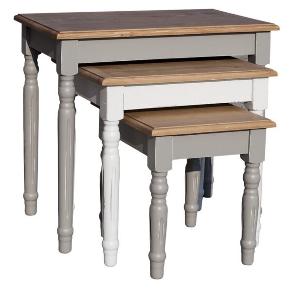Landelijke salontafel/bijzettafel set van 3. Gemaakt van massief eiken hout in de kleur grijs met naturel. Het meubel kan op verschillende manieren geverfd worden in verschillende kleuren en kan op maat gemaakt worden. Villa Laura