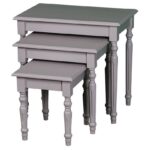 Landelijke salontafel/bijzettafel set van 3. Gemaakt van massief eiken hout in de kleur grijs. Het meubel kan op verschillende manieren geverfd worden in verschillende kleuren en kan op maat gemaakt worden. Villa Laura