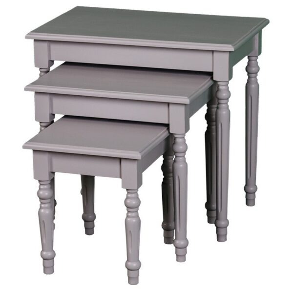 Landelijke salontafel/bijzettafel set van 3. Gemaakt van massief eiken hout in de kleur grijs. Het meubel kan op verschillende manieren geverfd worden in verschillende kleuren en kan op maat gemaakt worden. Villa Laura