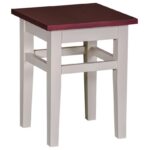 Landelijk vierkant houten krukje. Gemaakt van massief eiken hout in de kleur beige met een rood blad. Het meubel kan op verschillende manieren geverfd worden in verschillende kleuren en kan op maat gemaakt worden. Villa Laura
