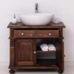 Landelijk badkamermeubel met twee lades en twee deuren. Gemaakt van massief eiken hout in de kleur donker naturel eiken. Het meubel kan op verschillende manieren geverfd worden in verschillende kleuren en kan op maat gemaakt worden. Villa Laura