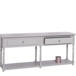 Landelijke side table met twee lades en onderplank. Gemaakt van massief eiken hout in de kleur licht grijs. Het meubel kan op verschillende manieren geverfd worden in verschillende kleuren en kan op maat gemaakt worden. Villa Laura