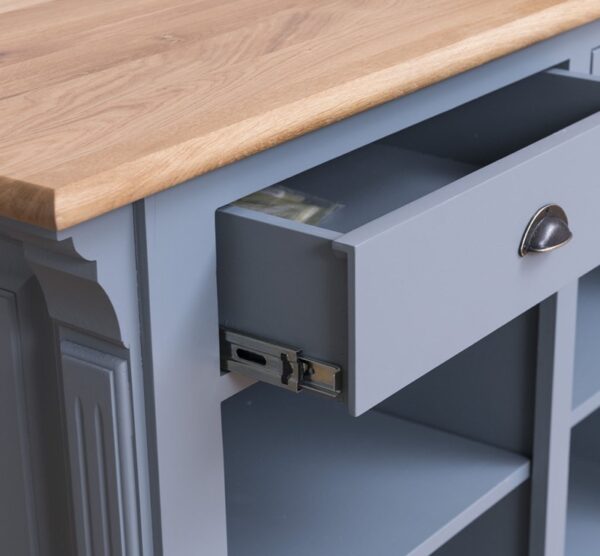 Landelijke bar/balie/toonbank met openmaken, deurtje en twee lades voor opbergruimte. Gemaakt van massief eiken hout in de kleur licht blauw met een naturel blad. Het meubel kan op verschillende manieren geverfd worden in verschillende kleuren en kan op maat gemaakt worden. Villa Laura