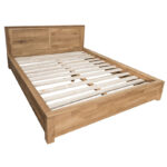 Modern eiken bed met hoog hoofdsteun. Gemaakt van massief eiken hout in de kleur naturel. Het meubel kan op verschillende manieren geverfd worden in verschillende kleuren en kan op maat gemaakt worden. Villa Laura