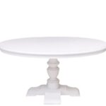 Ovale eettafel met kasteelpoot. De gehele tafel heeft de kleur gebroken wit. De tafel kan op verschillende manieren geverfd worden in verschillende kleuren en kan op maat gemaakt worden. Villa Laura