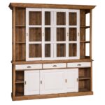 Landelijke buffetkast met zes schuifdeuren en drie lades. De onderkant van de kast zie je 3 schuifdeuren met daarboven 3 lades. De bovenkant van de kast heeft drie lange schuifdeuren met glas. Gemaakt van massief eiken hout in de kleur wax finish bruin met witte deuren en lades. De buffetkast kan op verschillende manieren geverfd worden in verschillende kleuren en kan op maat gemaakt worden. Villa Laura