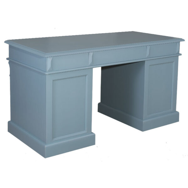 Landelijk bureau met drie lades en twee kastjes voor opbergruimte. Gemaakt van massief eiken hout in de kleur blauw. Het meubel kan op verschillende manieren geverfd worden in verschillende kleuren en kan op maat gemaakt worden. Villa Laura