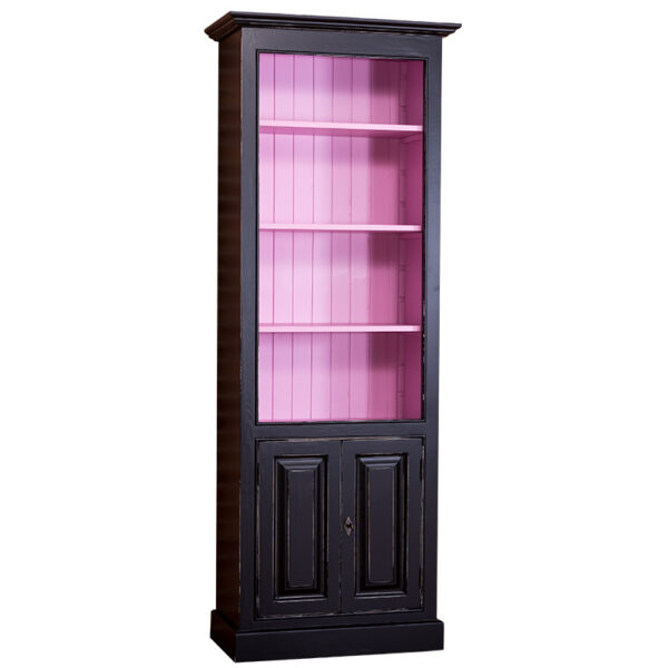 Landelijke boekenkast met vier open vakken en twee deuren. Gemaakt van massief eiken hout in de kleur zwart met roze binnenkant. Het meubel kan op verschillende manieren geverfd worden in verschillende kleuren en kan op maat gemaakt worden. Villa Laura