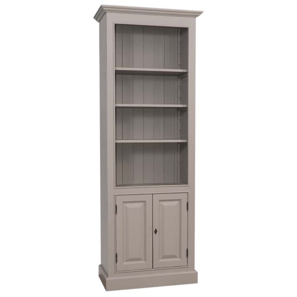 Landelijke boekenkast met vier open vakken en twee deuren. Gemaakt van massief eiken hout in de kleur grijs. Het meubel kan op verschillende manieren geverfd worden in verschillende kleuren en kan op maat gemaakt worden. Villa Laura
