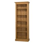Landelijke boekenkast met zes verstelbare open vakken. Gemaakt van massief eiken hout in de kleur naturel. Het meubel kan op verschillende manieren geverfd worden in verschillende kleuren en kan op maat gemaakt worden. Villa Laura