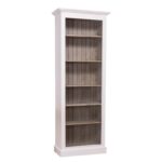 Landelijke boekenkast met zes verstelbare open vakken. Gemaakt van massief eiken hout in de kleur wit met een bruin eiken binnenkant. Het meubel kan op verschillende manieren geverfd worden in verschillende kleuren en kan op maat gemaakt worden. Villa Laura