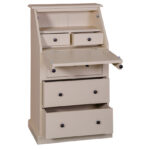 Landelijke secretaire met verschillende formaten vakken. Gemaakt van massief eiken hout in de kleur beige. Het meubel kan op verschillende manieren geverfd worden in verschillende kleuren en kan op maat gemaakt worden. Villa Laura