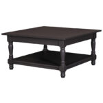 Landelijke, klassieke, extravagante vierkante salontafel met onderblad. Gemaakt van massief hout eiken in de kleur zwartbruin. De salontafel kan op verschillende manieren geverfd worden in verschillende kleuren en kan op maat gemaakt worden. Villa Laura