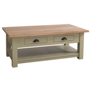 Landelijke, klassieke, extravagante houten salontafel met onderblad en twee lades met een komgreep. Gemaakt van massief hout eiken in de kleur olijfgroen met een olie licht eiken blad. De salontafel kan op verschillende manieren geverfd worden in verschillende kleuren en kan op maat gemaakt worden. Villa Laura