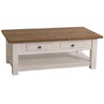 Landelijke, klassieke, extravagante houten salontafel met onderblad en twee lades met een komgreep. Gemaakt van massief hout eiken in de kleur gebroken wit met een warm bruin blad. De salontafel kan op verschillende manieren geverfd worden in verschillende kleuren en kan op maat gemaakt worden. Villa Laura