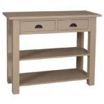 Landelijke side table met twee lades en twee planken. Gemaakt van massief eiken hout in de kleur olijfgroen. Het meubel kan op verschillende manieren geverfd worden in verschillende kleuren en kan op maat gemaakt worden. Villa Laura