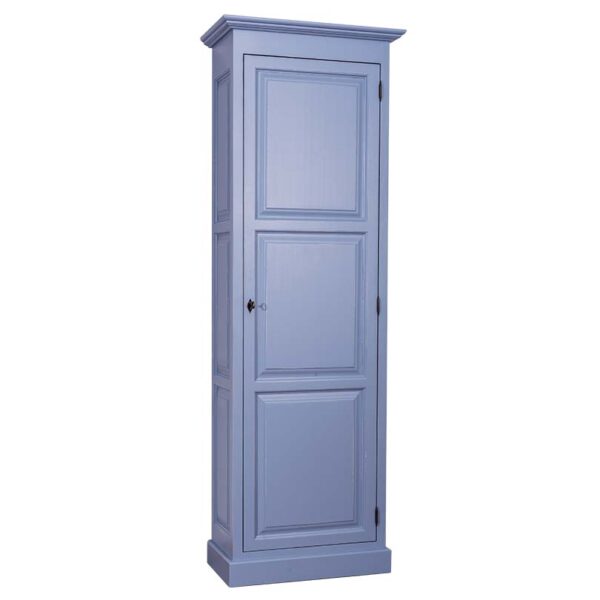 Landelijke opbergkast/wandkast met een grote dichte deur. Gemaakt van massief eiken hout in de kleur paars blauw. Het meubel kan op verschillende manieren geverfd worden in verschillende kleuren en kan op maat gemaakt worden. Villa Laura