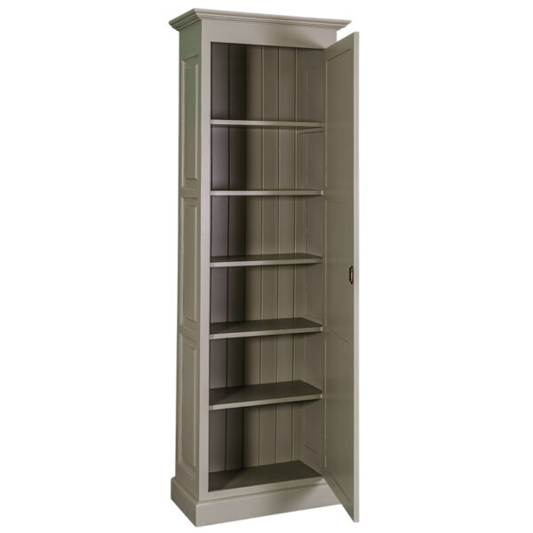 Landelijke opbergkast/wandkast met een grote dichte deur. Gemaakt van massief eiken hout in de kleur olijfgroen taupe. Het meubel kan op verschillende manieren geverfd worden in verschillende kleuren en kan op maat gemaakt worden. Villa Laura
