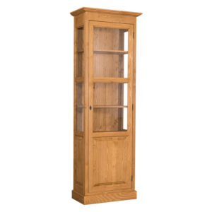 Landelijke boekenkast met zes vakken met deur met glas. Gemaakt van massief eiken hout in de kleur naturel. Het meubel kan op verschillende manieren geverfd worden in verschillende kleuren en kan op maat gemaakt worden. Villa Laura
