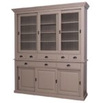 Landelijke buffetkast met schuifdeuren en lades. Gemaakt van massief eiken hout in de kleur taupe bruin. Het meubel kan op verschillende manieren geverfd worden in verschillende kleuren en kan op maat gemaakt worden. Villa Laura
