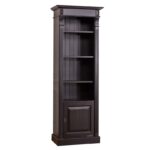 Landelijke boekenkast met vier open vakken en een deur. Gemaakt van massief eiken hout in de kleur zwart. Het meubel kan op verschillende manieren geverfd worden in verschillende kleuren en kan op maat gemaakt worden. Villa Laura