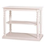 Landelijke side table met drie lagen en sierlijke poten. Gemaakt van massief eiken hout in de kleur wit. Het meubel kan op verschillende manieren geverfd worden in verschillende kleuren en kan op maat gemaakt worden. Villa Laura