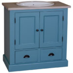 Landelijk badkamermeubel met twee lades en twee deuren. Gemaakt van massief eiken hout in de kleur blauw. Het meubel kan op verschillende manieren geverfd worden in verschillende kleuren en kan op maat gemaakt worden. Villa Laura