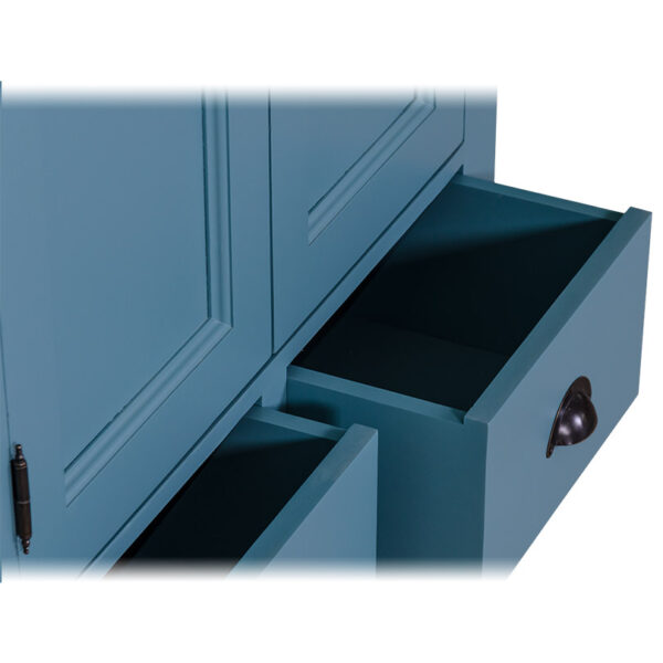 Landelijk badkamermeubel met twee lades en twee deuren. Gemaakt van massief eiken hout in de kleur blauw. Het meubel kan op verschillende manieren geverfd worden in verschillende kleuren en kan op maat gemaakt worden. Villa Laura