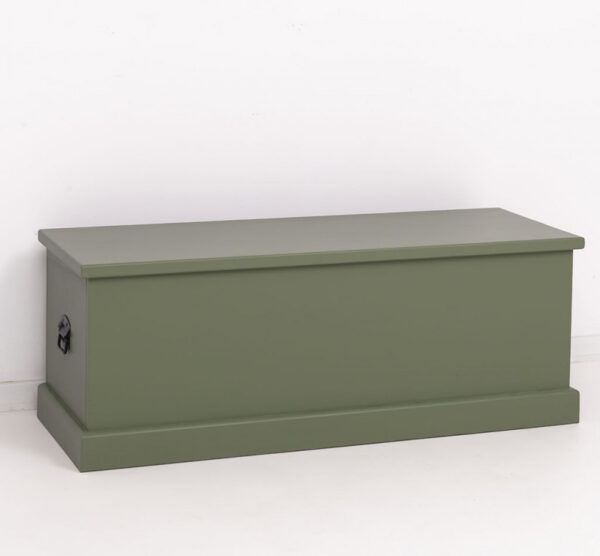 een groot landelijke, klassieke houten opbergkist. het is langwerpig van model. je kan de kist openen met de klep. Gemaakt van massief hout in de kleur mosgroen. Het kan op maat gemaakt worden.