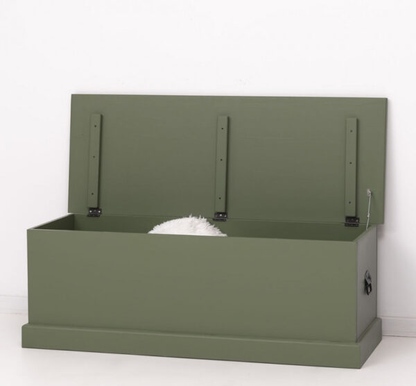 een groot landelijke, klassieke houten opbergkist. het is langwerpig van model. je kan de kist openen met de klep. Gemaakt van massief hout in de kleur mosgroen. Het kan op maat gemaakt worden.