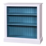 Landelijk bureaukastje met drie verstelbare open vakken. Gemaakt van massief eiken hout in de kleur wit met blauw. Het meubel kan op verschillende manieren geverfd worden in verschillende kleuren en kan op maat gemaakt worden. Villa Laura