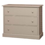 Landelijk, klassiek, extravagant ladekast. het heeft 3 grote lades voor veel opbergruimte. Gemaakt van massief hout in de kleur khaki grijs. De kast kan op verschillende manieren geverfd worden in verschillende kleuren en kan op maat gemaakt worden. Villa Laura