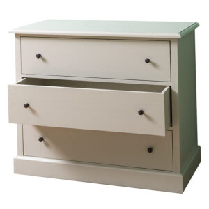 Landelijk, klassiek, extravagant ladekast. het heeft 3 grote lades voor veel opbergruimte. Gemaakt van massief hout in de kleur soft khaki. De kast kan op verschillende manieren geverfd worden in verschillende kleuren en kan op maat gemaakt worden. Villa Laura