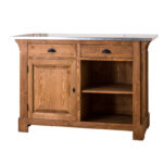 Landelijke bar/balie/toonbank met openmaken, deurtje en twee lades voor opbergruimte. Gemaakt van massief eiken hout in de kleur naturel met een zilver ijzer blad. Het meubel kan op verschillende manieren geverfd worden in verschillende kleuren en kan op maat gemaakt worden. Villa Laura