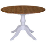Landelijke uitschuifbare ronde eettafel met een klassiek onderstel. Eettafel gemaakt van eikenhout. Onderstel in de kleur wit en het tafelblad in de kleur wax finish - warm bruin. Villa Laura