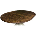 Landelijke uitschuifbare ronde eettafel met een klassiek onderstel. Eettafel gemaakt van eikenhout. Onderstel in de kleur olijfgroen en het tafelblad in de kleur bruin. Villa Laura