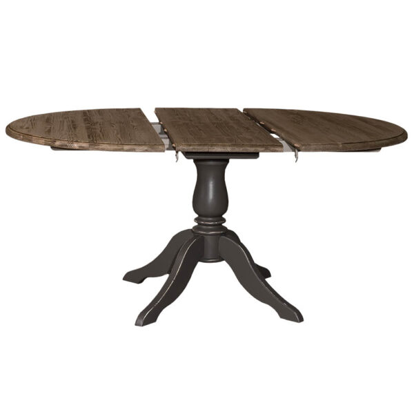 Landelijke uitschuifbare ronde eettafel met een klassiek onderstel. Eettafel gemaakt van eikenhout. Onderstel in de kleur zwartbruin en het tafelblad in de kleur koffie. Villa Laura