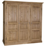 een groot landelijk klassiek 3-deurs kledingkast. de indeling is een gedeelte hang en legplanken. Gemaakt van massief hout eiken in de kleur warm bruin. de kledingkast is 212 cm lang of het kan op maat gemaakt worden. Villa Laura