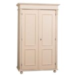landelijk klassiek 2-deurs kledingkast. de kledingkast heeft een roede met daarboven een legplank. Gemaakt van massief hout eiken in de kleur vanille, roomwit, beige. de kledingkast is 110 cm breed of het kan op maat gemaakt worden. Villa Laura