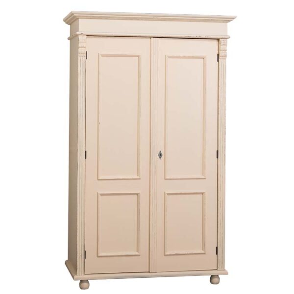 landelijk klassiek 2-deurs kledingkast. de kledingkast heeft een roede met daarboven een legplank. Gemaakt van massief hout eiken in de kleur vanille, roomwit, beige. de kledingkast is 110 cm breed of het kan op maat gemaakt worden. Villa Laura